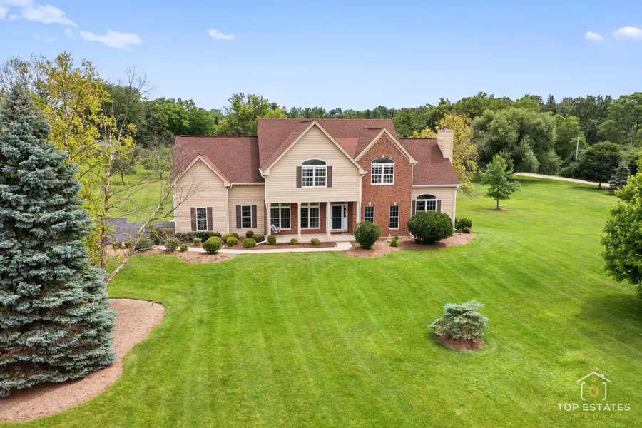175 Clover Hill LN, North Barrington, IL 60010