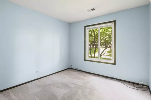 Palatine, IL 60074,842 E Carriage LN #7