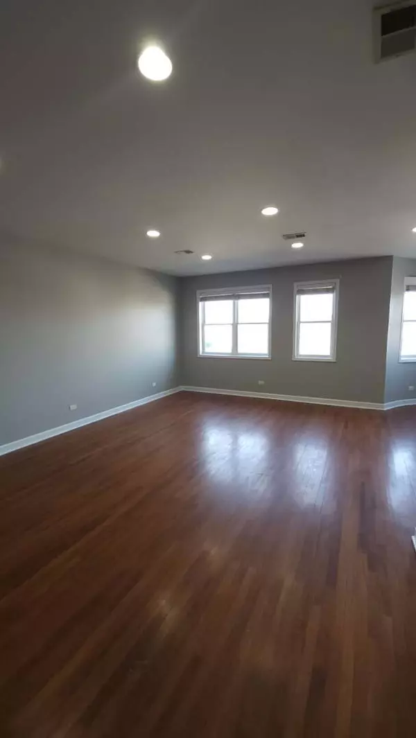 Chicago, IL 60642,529 N Racine AVE #3