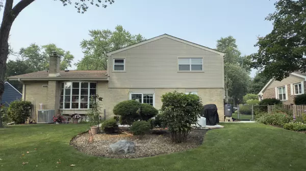 Palatine, IL 60074,963 N Ventura DR N