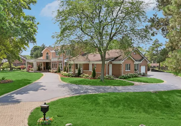 2430 Dorina DR, Northfield, IL 60093