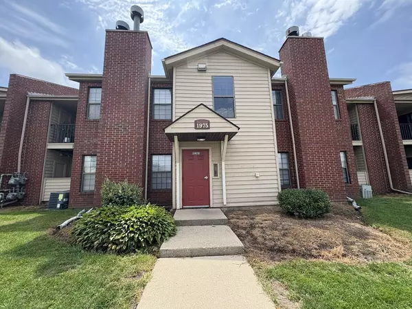 1975 N Hicks RD #106, Palatine, IL 60074