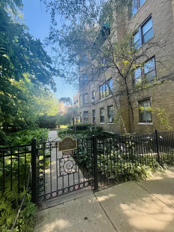 Chicago, IL 60645,2422 W Greenleaf AVE #2