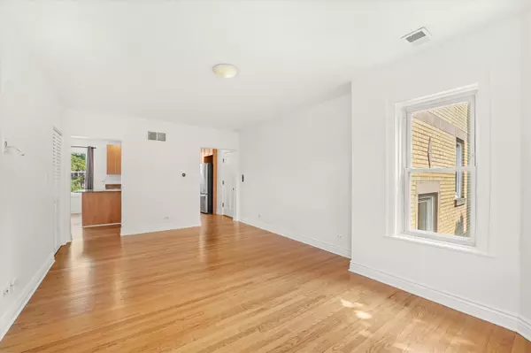Chicago, IL 60659,5705 N Maplewood AVE #2