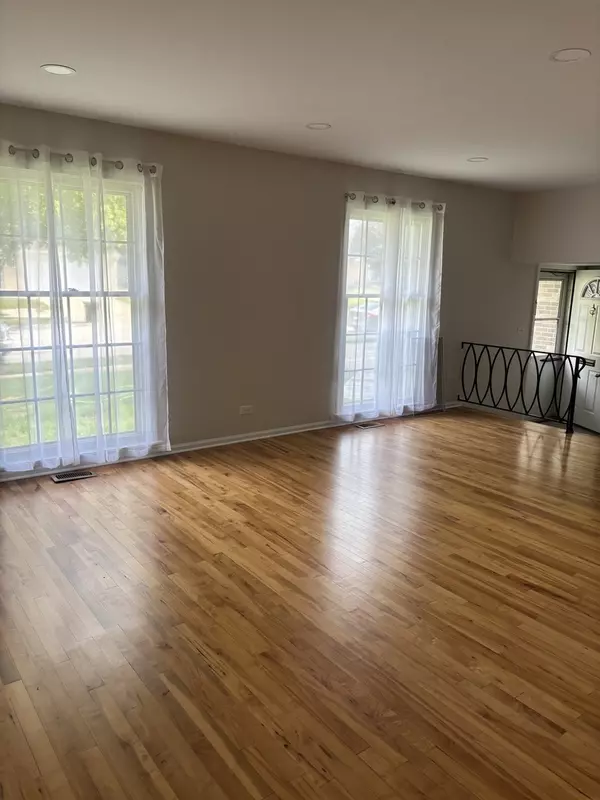Arlington Heights, IL 60005,1019 W White Oak ST