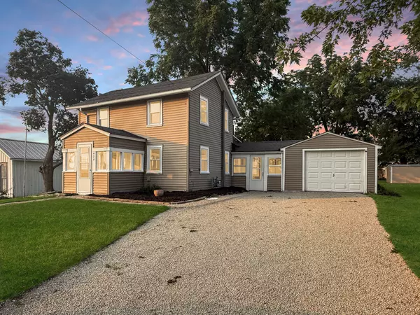 425 W Grove, Lena, IL 61048