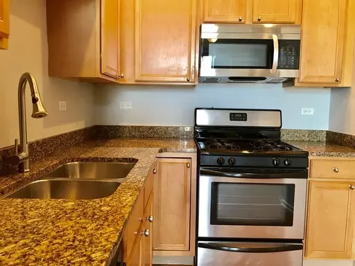 Chicago, IL 60645,2451 W Howard ST #204