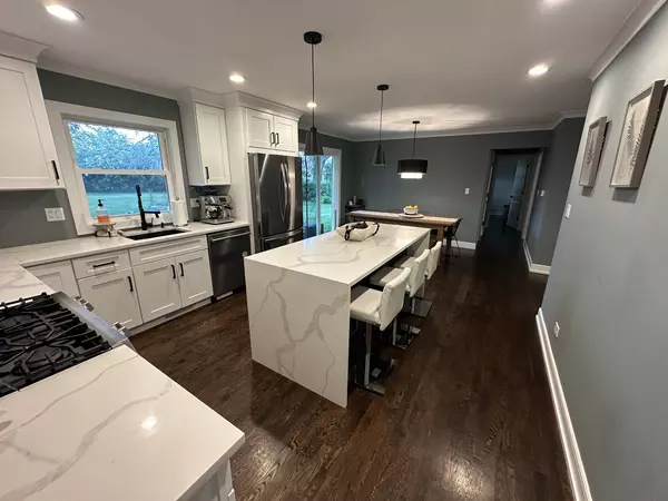 Prospect Heights, IL 60070,12 N Wildwood DR