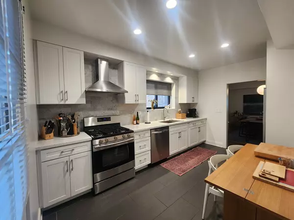 Chicago, IL 60659,5749 N Campbell AVE #1