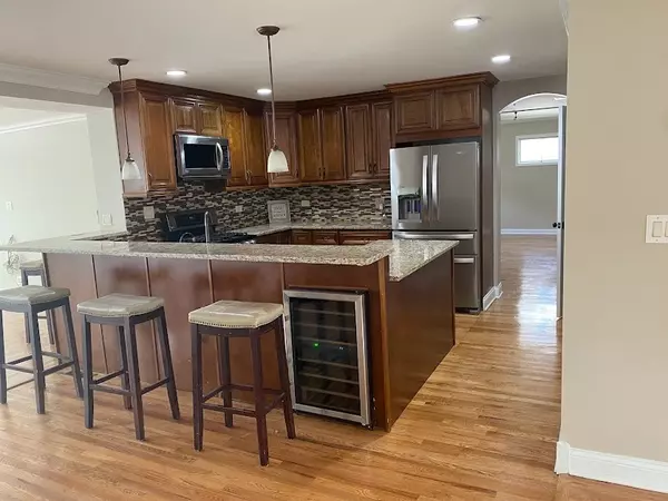 Arlington Heights, IL 60004,1221 N Chicago AVE