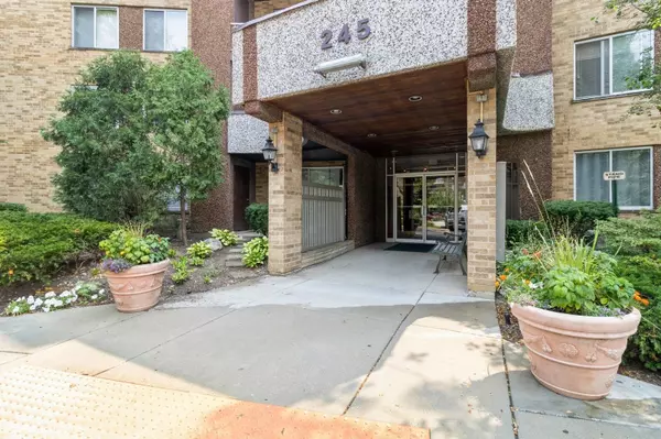 Palatine, IL 60074,245 S Park LN #424
