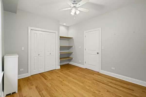 Chicago, IL 60618,3751 W Irving Park RD #1