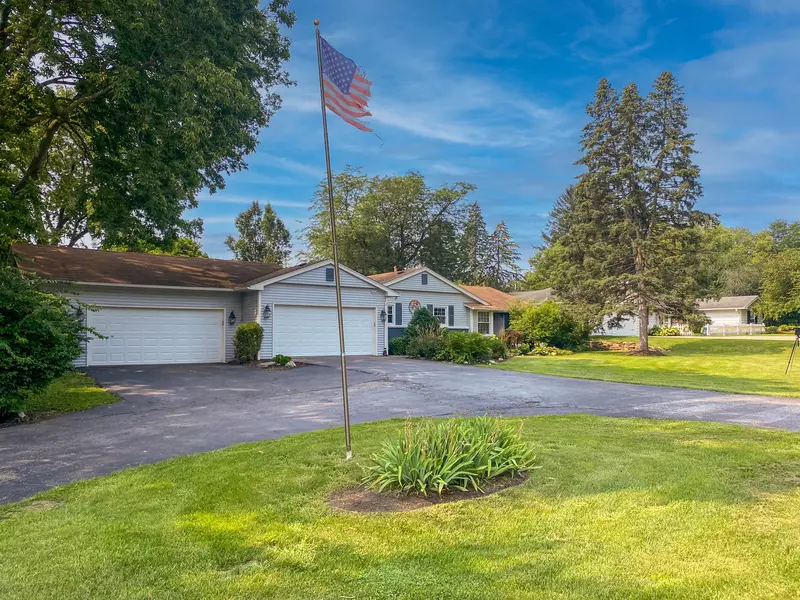 302 Mooseheart RD, North Aurora, IL 60542