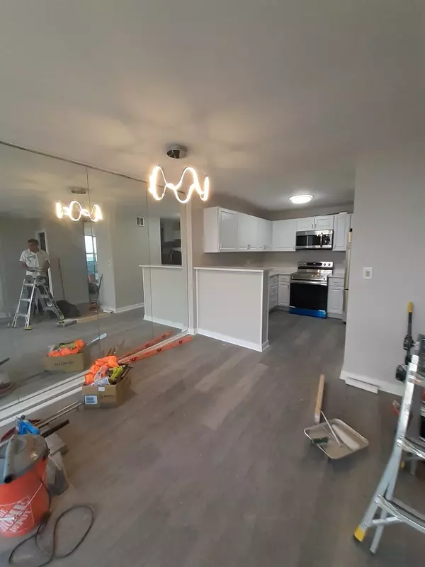 Chicago, IL 60640,5100 N Marine DR #17G