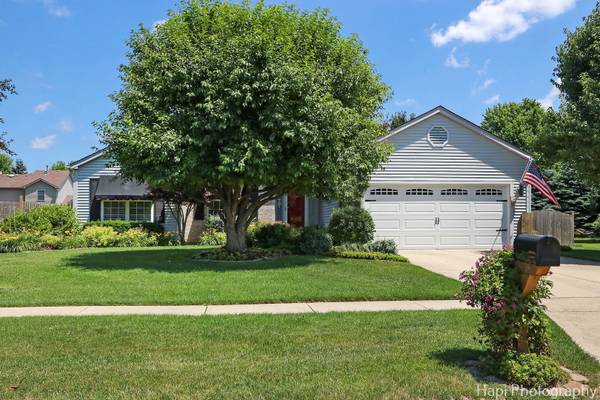 318 Inverness TRL, Mchenry, IL 60050