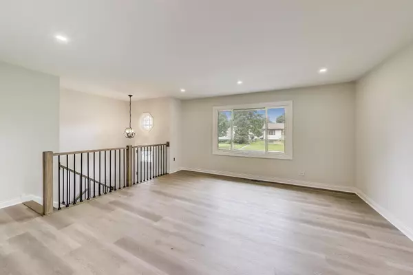 Hanover Park, IL 60133,6915 Hawthorne LN