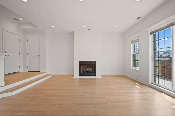 Chicago, IL 60642,1402 W GRAND AVE #2