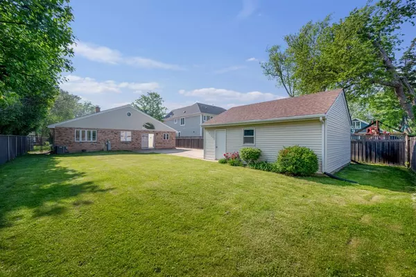 Glenview, IL 60025,839 Meadowlark LN