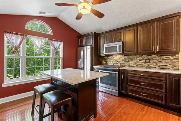 Bartlett, IL 60103,1636 Columbia CIR #2
