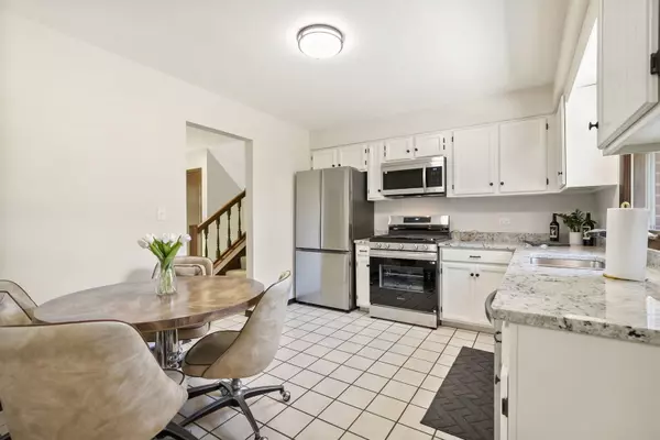 Arlington Heights, IL 60005,1210 S Douglas AVE