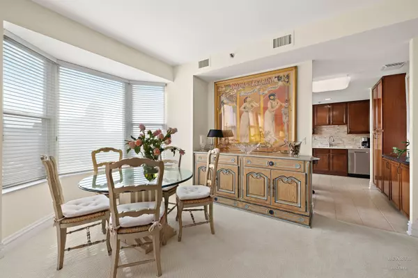 Arlington Heights, IL 60005,77 S Evergreen AVE #403