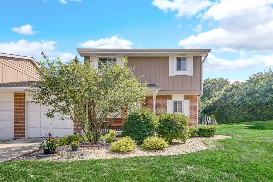 1010 Heathrow CT, Wheaton, IL 60189