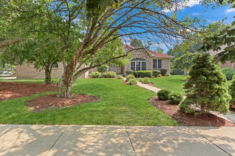 1093 Suffolk CT, Gurnee, IL 60031
