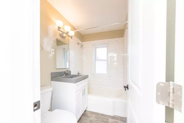 Evanston, IL 60202,227 Custer AVE #3