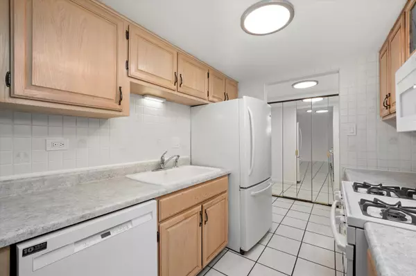 Downers Grove, IL 60516,505 Redondo DR #305