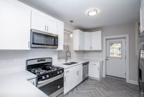 Chicago, IL 60645,2648 W Lunt AVE #2