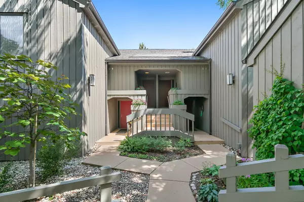 321 Shoreline RD #D, Lake Barrington, IL 60010