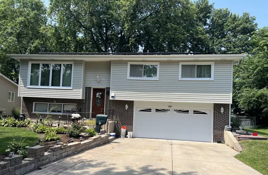 1560 Pamela DR, Elgin, IL 60123