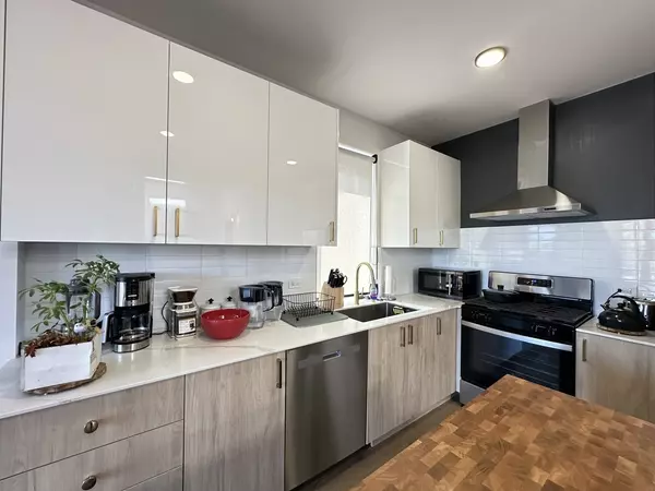Chicago, IL 60622,908 N California AVE #3