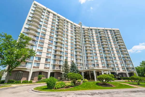 40 N Tower RD #16G, Oak Brook, IL 60523