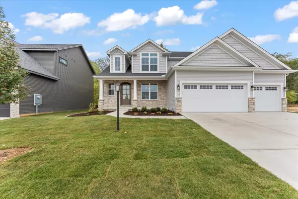 1401 Ravenwood DR, Mahomet, IL 61853