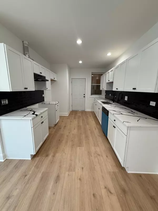 Chicago, IL 60649,7841 S Essex AVE #2N