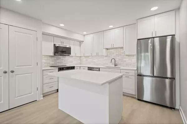Palatine, IL 60067,113 W Brandon CT #E11