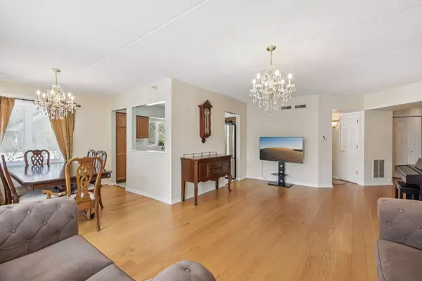 Skokie, IL 60076,7450 Lincoln AVE #203