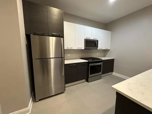 Highland Park, IL 60035,833 Laurel AVE #103