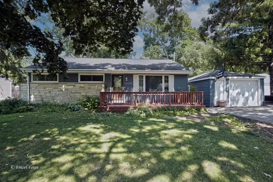 16108 W Des Plaines DR, Libertyville, IL 60048