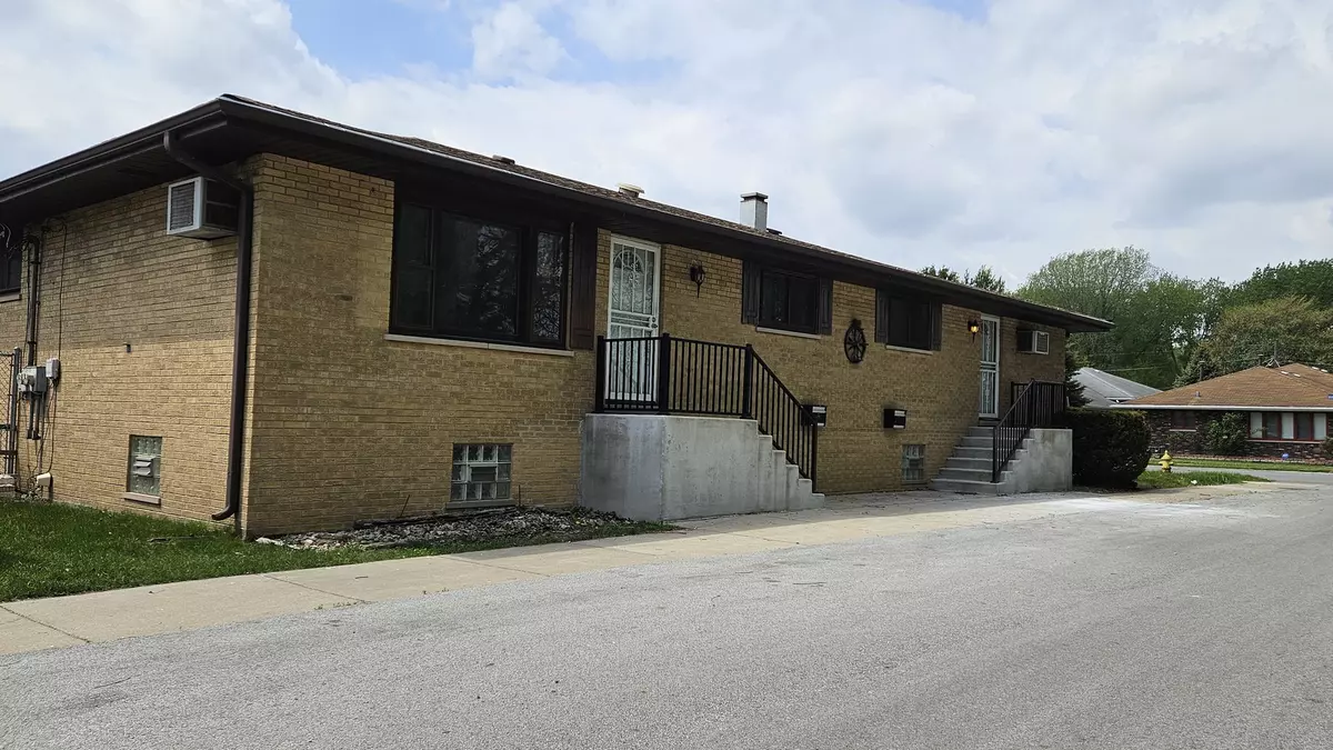 Calumet City, IL 60409,371 Buffalo AVE #2