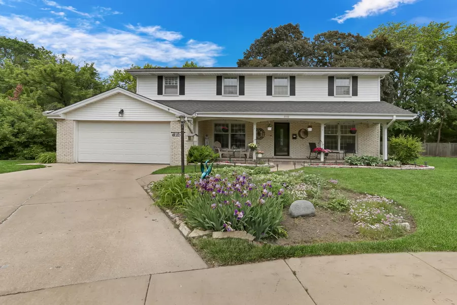 2310 Malik CT, Glenview, IL 60025