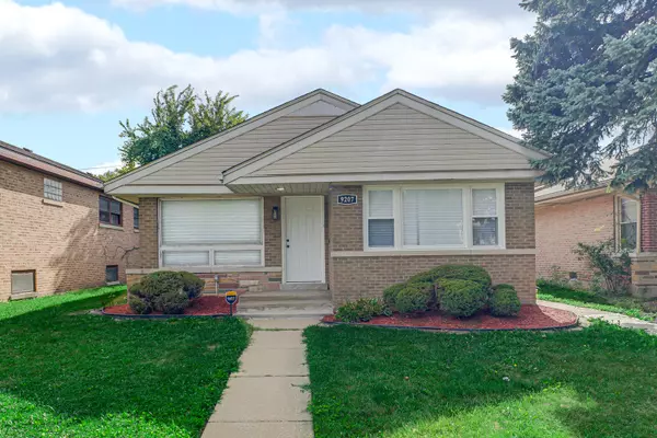 9207 S PAXTON AVE, Chicago, IL 60617