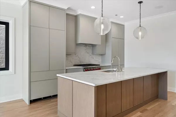 Chicago, IL 60657,3036 N Sheffield AVE #3