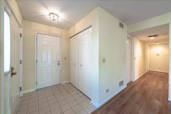Arlington Heights, IL 60004,1510 N KENDAL CT