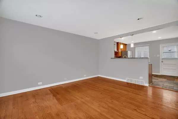 La Grange, IL 60525,13 S Waiola AVE #1