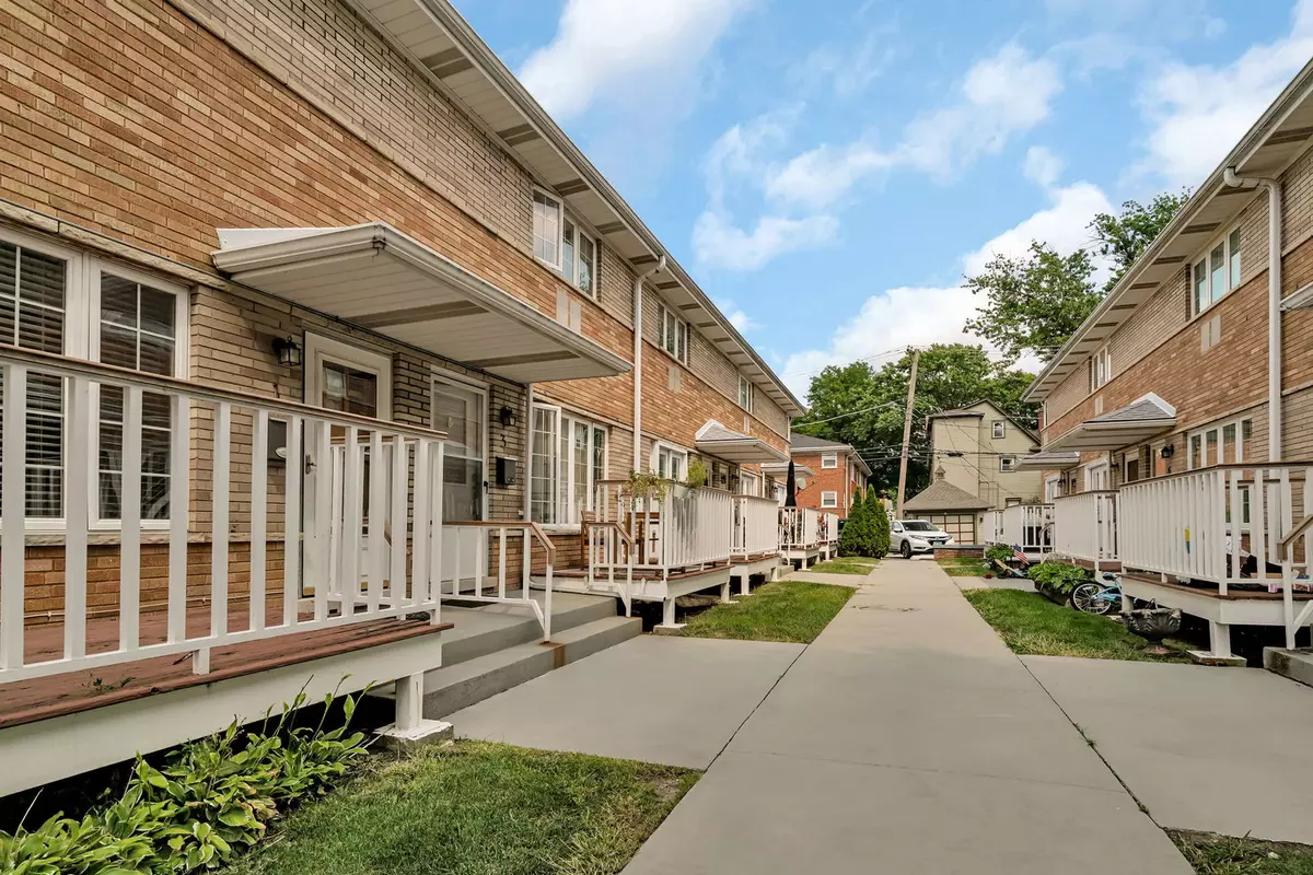 La Grange, IL 60525,13 S Waiola AVE #1