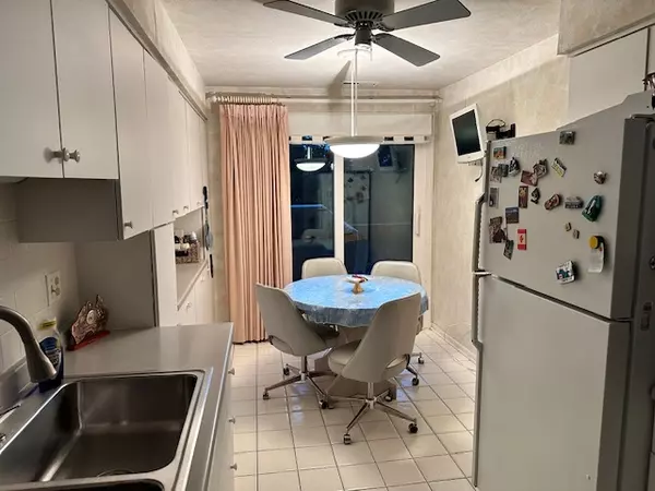 Morton Grove, IL 60053,7710 W Dempster ST #304