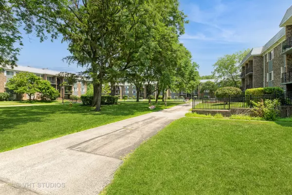 Arlington Heights, IL 60004,1511 N Windsor DR #305