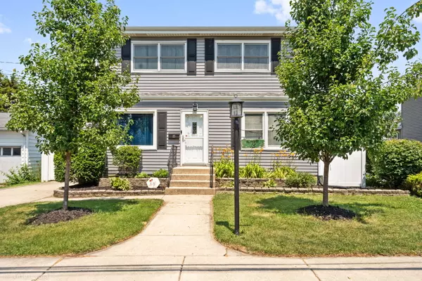 15 Ridge RD, Lemont, IL 60439